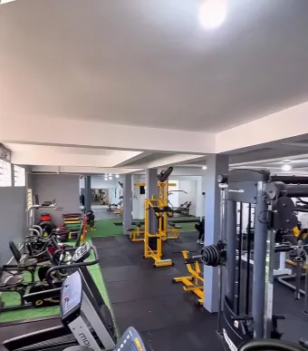 Área de esteiras e aparelhos de musculação