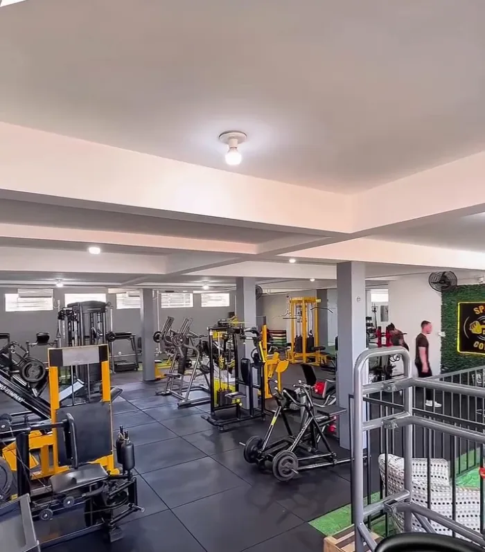 Interior da Academia Sport do Corpo com aparelhos de musculação